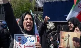 متأسفانه آوردن سیاست جنگ به خیابان عوارض جدی خود را دارد/ قرار نیست خیابان که مسئولیتی در برابر مصالح ملی ندارد و حتی آن را تشخیص نمی‌دهد، سیاست تعیین کند/ ظاهرا عده ای می‌خواهند خانه مذاکره‌کننده را روی سرش خراب کنند، مشابه کار اسرائیل در مورد لاریجانی