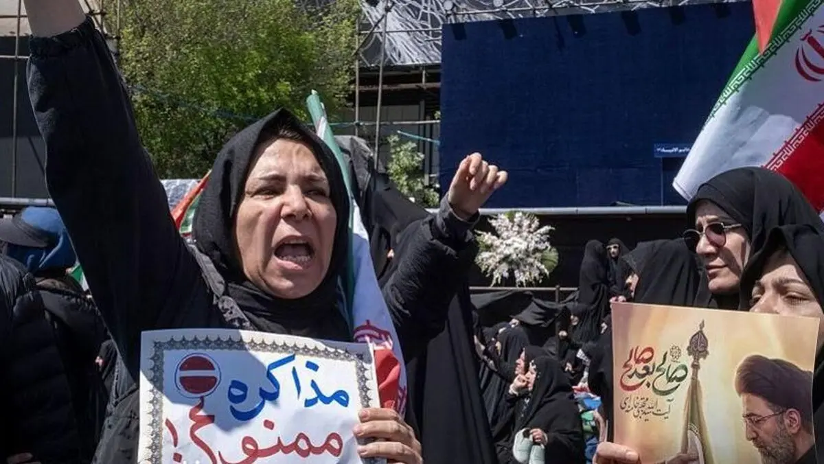 متأسفانه آوردن سیاست جنگ به خیابان عوارض جدی خود را دارد/ قرار نیست خیابان که مسئولیتی در برابر مصالح ملی ندارد و حتی آن را تشخیص نمی‌دهد، سیاست تعیین کند/ ظاهرا عده ای می‌خواهند خانه مذاکره‌کننده را روی سرش خراب کنند، مشابه کار اسرائیل در مورد لاریجانی