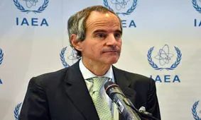 استایل جالب و چهره خندان رافائل گروسی در یک مسابقه ورزشی/ عکس