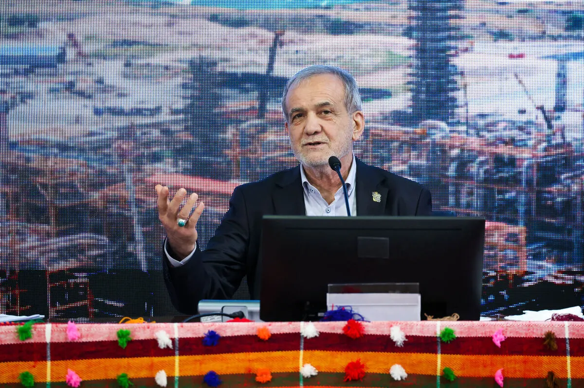 پزشکیان: خودروهای دولتی نباید با کارت سهمیه بنزین بزند/ از روز اولی که مسئولیت را پذیرفتیم، از چپ و راست مشکلات بارید