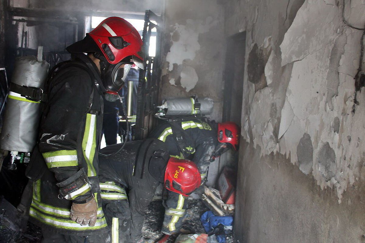 نجات ۵۰ نفر در آتش‌سوزی اهواز / یکی از آتش‌نشان مصدوم شد