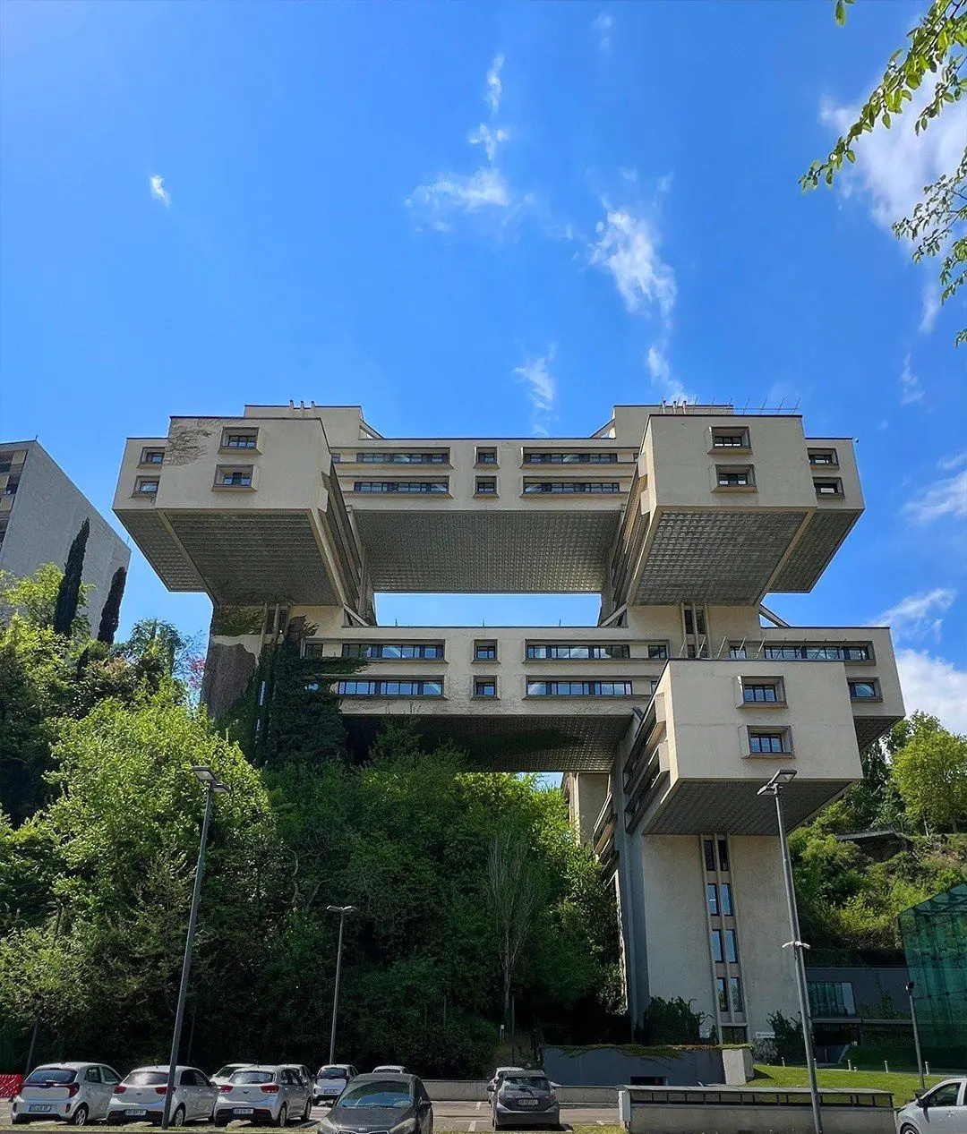 وزارت راهسازی سابق گرجستان؛ نماد بتنی معماری شوروی که بانک شد