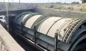 گیر کردن تریلی در زیرگذر بلوار خلیج فارس/ ویدئو