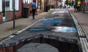 هنر خیابانی؛ شاهکار خلاقانۀ هنرمندی که «ماهی قرمز» را از «آسفالت خیابان» بیرون کشیده است 