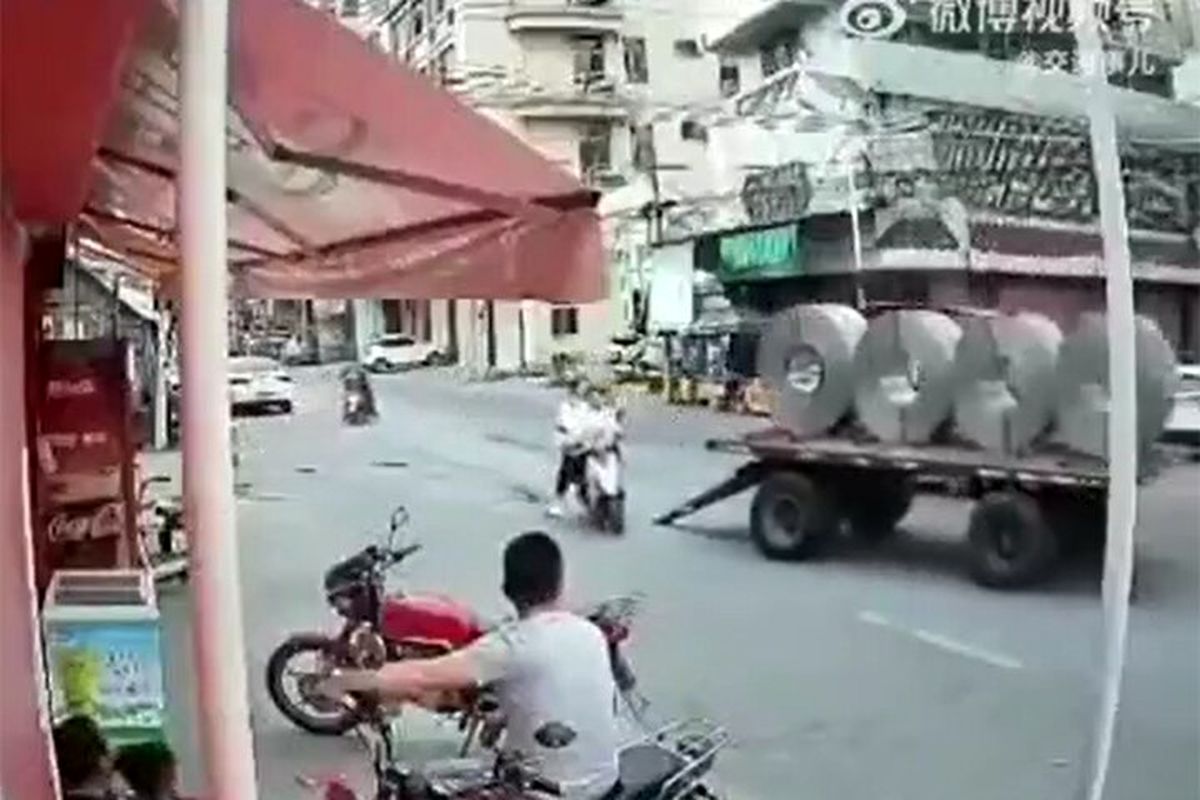 مهارت زن جوان در کنترل موتورسیکلت / فرار از یک تصادف تلخ/ ویدئو