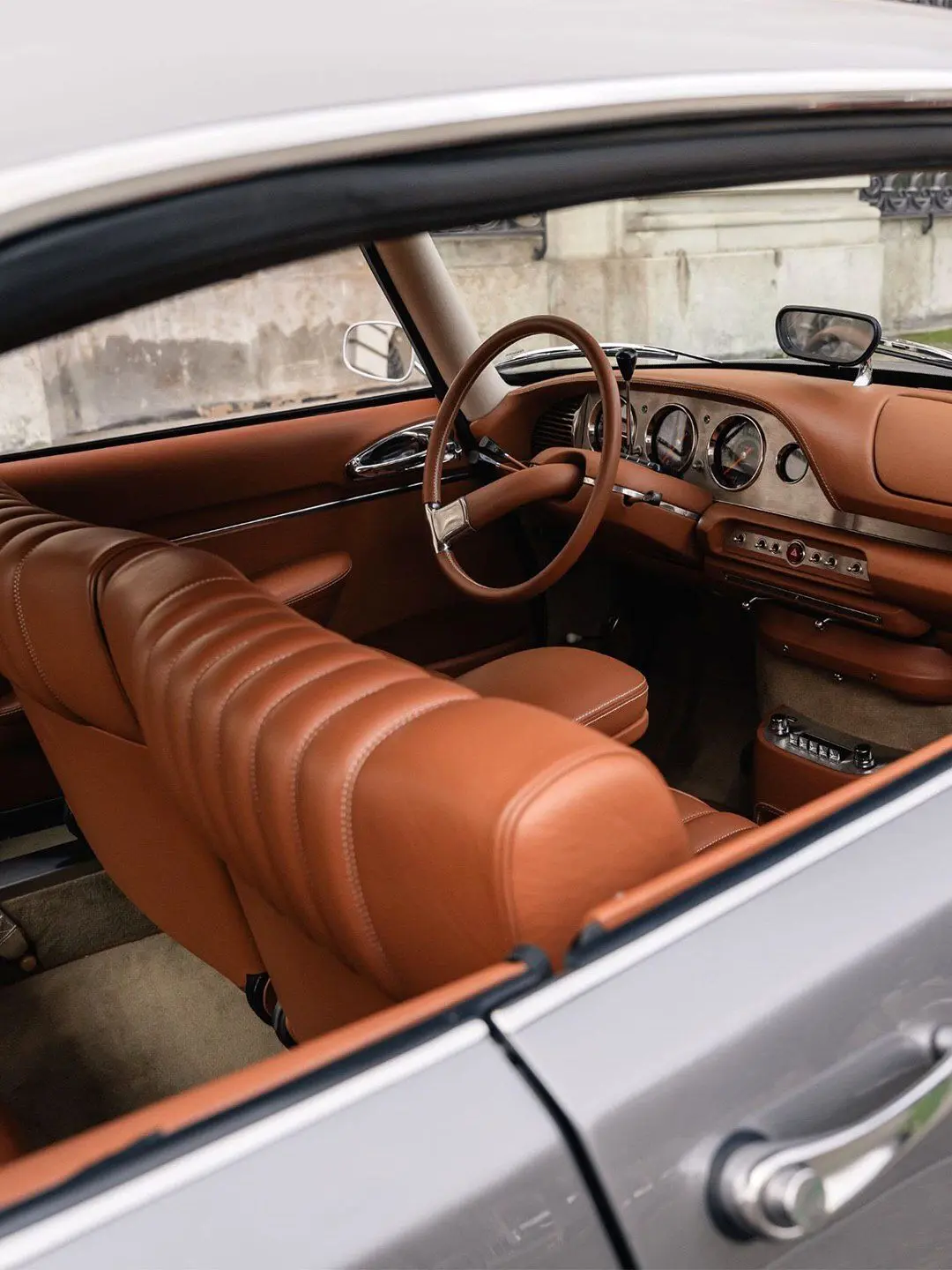 خودروی کوپه لوکس سیتروئن گرند-پاله با بدنه کلاسیک و طراحی ژرار گودفروی در حال حرکت در جاده.