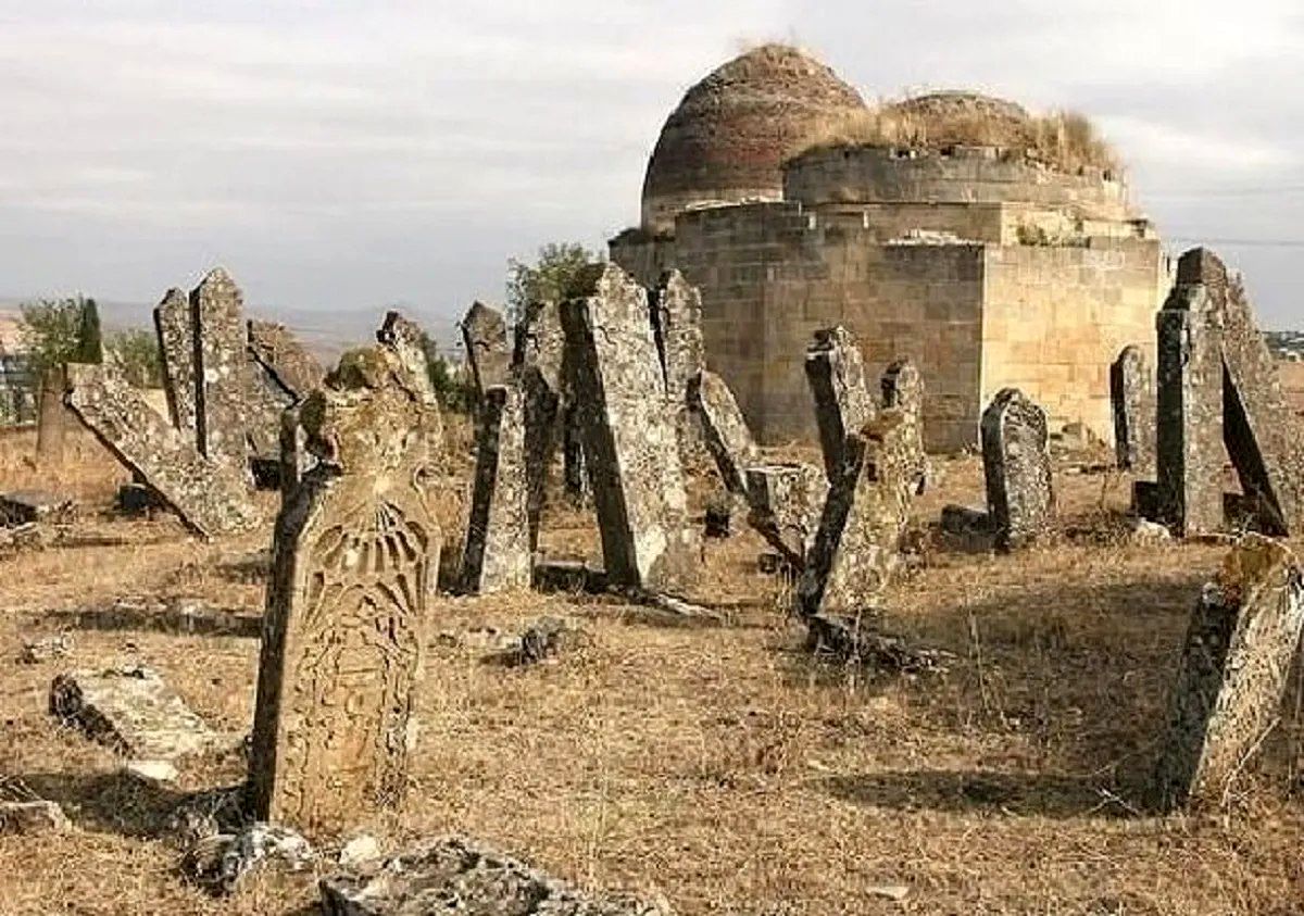 این روستای ایرانی گورستان اجنه است