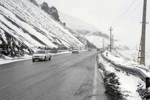 بارش برف در جاده کرج - چالوس/ احتمال سقوط سنگ
