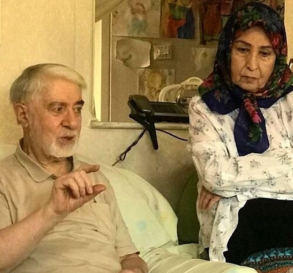 اولین تصاویر از برداشته شدن موانع خانه میرحسین موسوی و زهرا رهنورد/ ویدئو