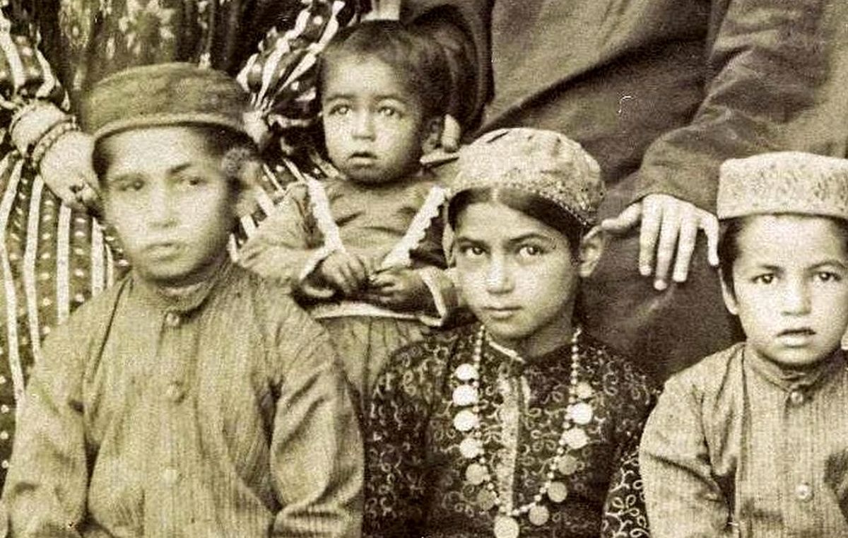 سفر به عصر قاجار؛ از «عکس یادگاری دختران ارمنی» تا «خانوادۀ زرتشتی و سماورشان» 