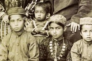  سفر به عصر قاجار؛ از «عکس یادگاری دختران ارمنی» تا «خانوادۀ زرتشتی و سماورشان»