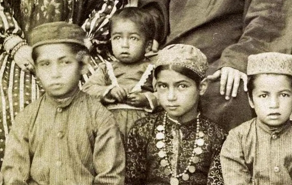  سفر به عصر قاجار؛ از «عکس یادگاری دختران ارمنی» تا «خانوادۀ زرتشتی و سماورشان»