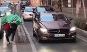شکاف طبقاتی در خیابان فرشته؛ بنز گران‌قیمت در کنار مرد باربر/ ویدئو