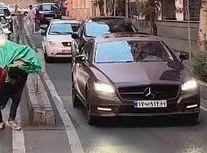 شکاف طبقاتی در خیابان فرشته؛ بنز گران‌قیمت در کنار مرد باربر/ ویدئو