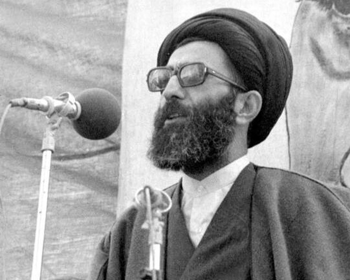 تصویر اینستاگرامی سایت رهبر انقلاب از نخستین امامت نماز جمعه حضرت آیت الله خامنهای