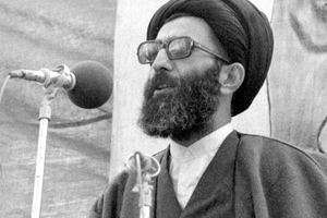 تصویر اینستاگرامی سایت رهبر انقلاب از نخستین امامت نماز جمعه حضرت آیت‌ الله خامنه‌ای