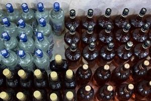 ۹۰۰ لیتر انواع مشروبات الکلی در رباط کریم کشف شد