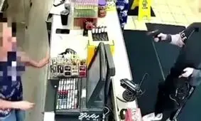 لحظه سرقت مسلحانه پسر 12 ساله از یک مغازه/ ویدئو+16