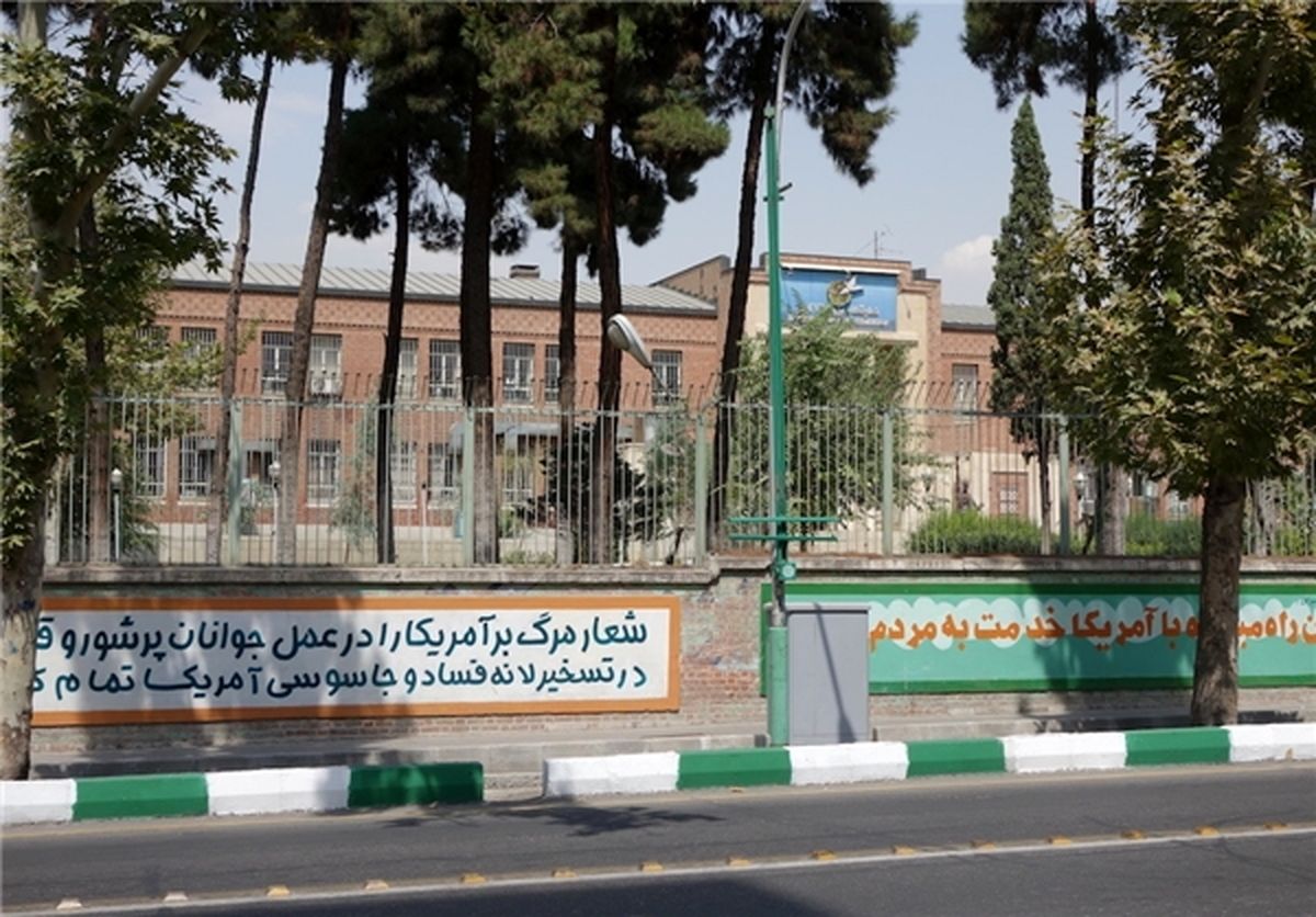 ماجرای اهتزاز پرچم آمریکا در خیابان طالقانی تهران و محل سابق سفارت چه بود؟/ ویدئو
