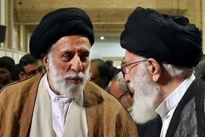  سفر به تاریخ؛ «سید هادی خامنه‌ای، برادر رهبر انقلاب» در کنار «دختران نینجا»؛ سال 1401/ عکس

