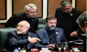 درگیری 2 رسانه اصولگرای تسنیم و رجانیوز درباره رویکردشان نسبت به منازعه با آمریکا و اسرائیل/ بحث‌های عجیب درباره لوبیای سحرآمیز و ترور فیزیکی!/ تصویری از شعارنویسی تندروها روی درب ساختمان خبرگزاری تسنیم