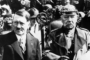 تعظیم هیتلر در برابر رئیس جمهور آلمان