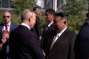 پوتین از رهبر کره شمالی در یک پایگاه فضایی استقبال کرد/ ویدئو

