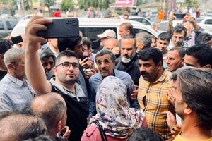 دیدار احمدی نژاد با هوادارانش در «شاندرمن»/ عکس