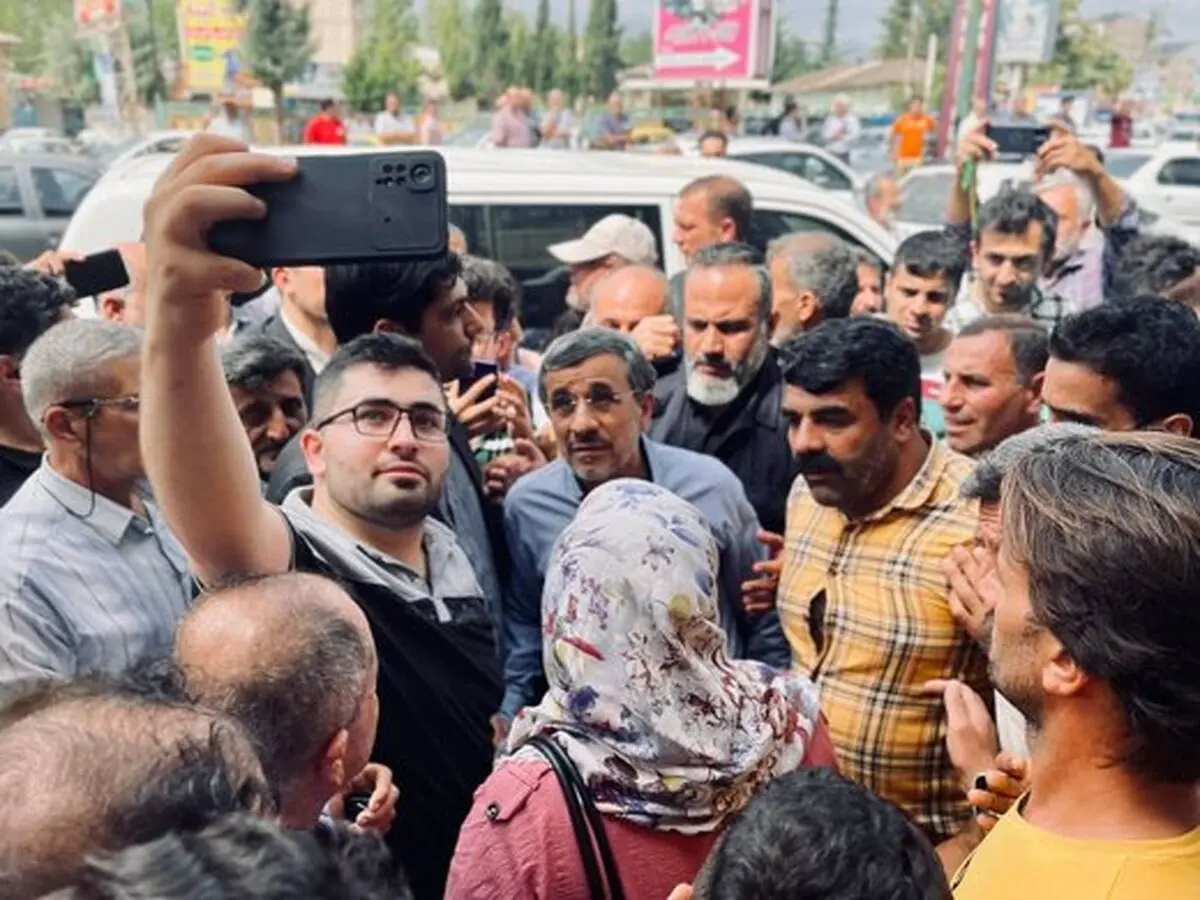 دیدار احمدی نژاد با هوادارانش در «شاندرمن»/ عکس