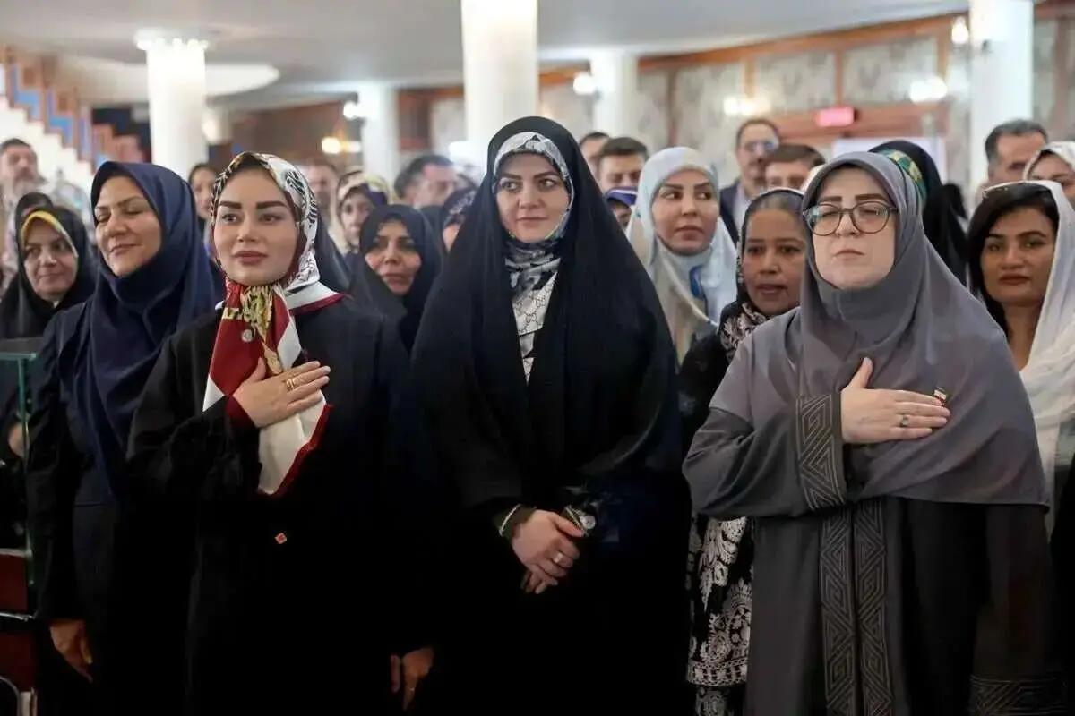 سلفی همسر عراقچی و دختر پزشکیان با سخنگوی دولت/ عکس