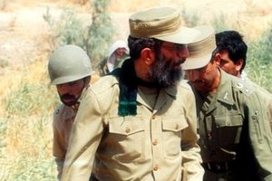 سفر به تاریخ؛ «رهبر انقلاب» با لباس بلوچی روی عرشۀ کشتی نظامی؛ دهۀ 1360