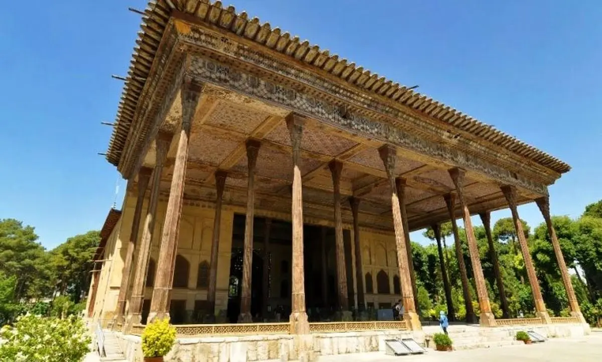 تصاویری از تخریب کاخ چهل‌ستون در حمله به اصفهان