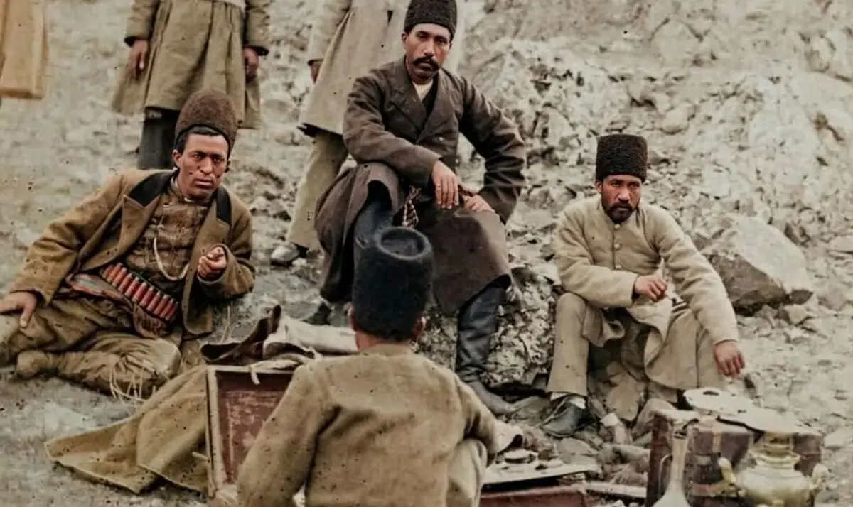 سفر به عصر قاجار؛ از «سفرۀ آبگوشت ناصرالدین شاه» تا «عکس یادگاری مارگیرها» 