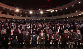 تشویق بهروز وثوقی در اختتامیه چهل و سومین جشنواره فیلم فجر/ ویدئو