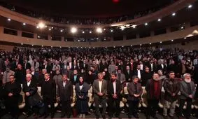 تشویق بهروز وثوقی در اختتامیه چهل و سومین جشنواره فیلم فجر/ ویدئو