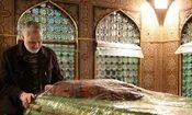 سردار سلیمانی چگونه برای غبارروبی مضجع منور حضرت امام رضا(ع) مجوز گرفت؟/ ویدئو