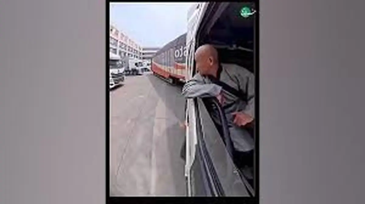 مهارت عجیب یک راننده تریلی/ ویدئو