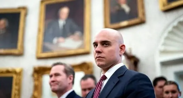 مأمور اجرای فرامین | دستیار کم‌نام اما تأثیرگذار کاخ سفید | سگ آهنی ترامپ کیست؟