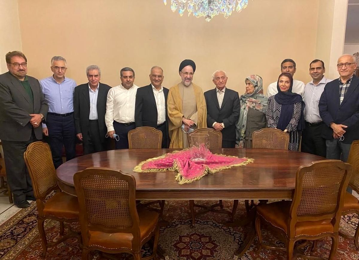 ادای احترام سید محمد خاتمی به چهره پیشکسوت یزدی