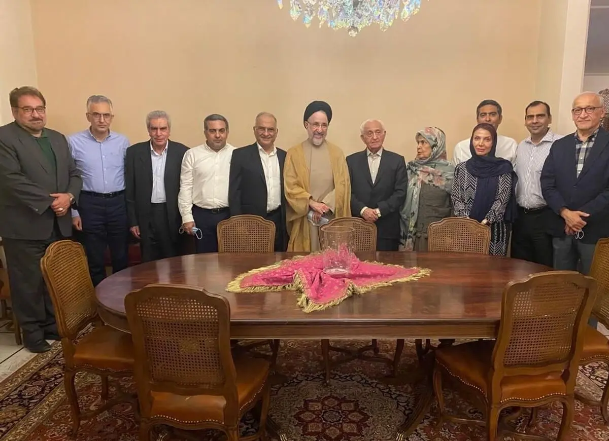 ادای احترام سید محمد خاتمی به چهره‌ پیشکسوت یزدی 