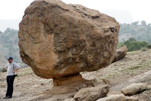 پدیده طبیعی عجیب در ایران؛ سنگی که ۱۵۰ سال بین زمین و هوا مانده است