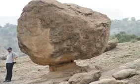 پدیده طبیعی عجیب در ایران؛ سنگی که ۱۵۰ سال بین زمین و هوا مانده است