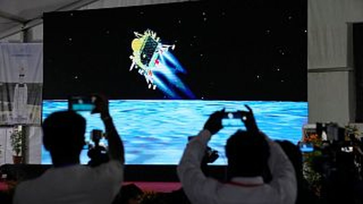 کاوشگر هندی با موفقیت در نزدیکی قطب جنوب ماه فرود آمد