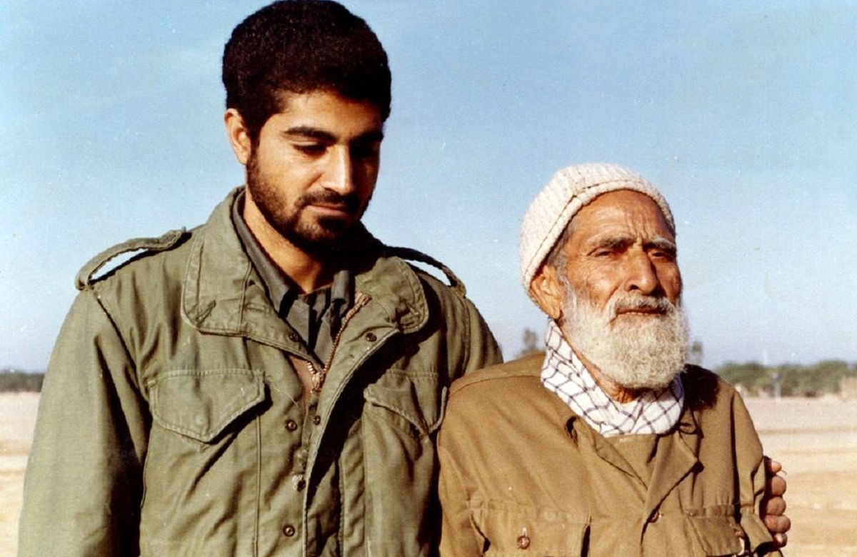 سفر در زمان؛ عکس یادگاری «سردار سلیمانی» با همرزمان نوجوان اش؛ دهه 60