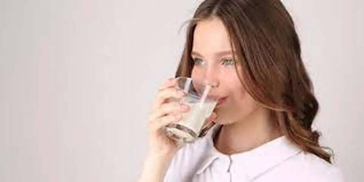 چه کسانی نباید شیر بخورند؟/ بهترین زمان نوشیدن شیر