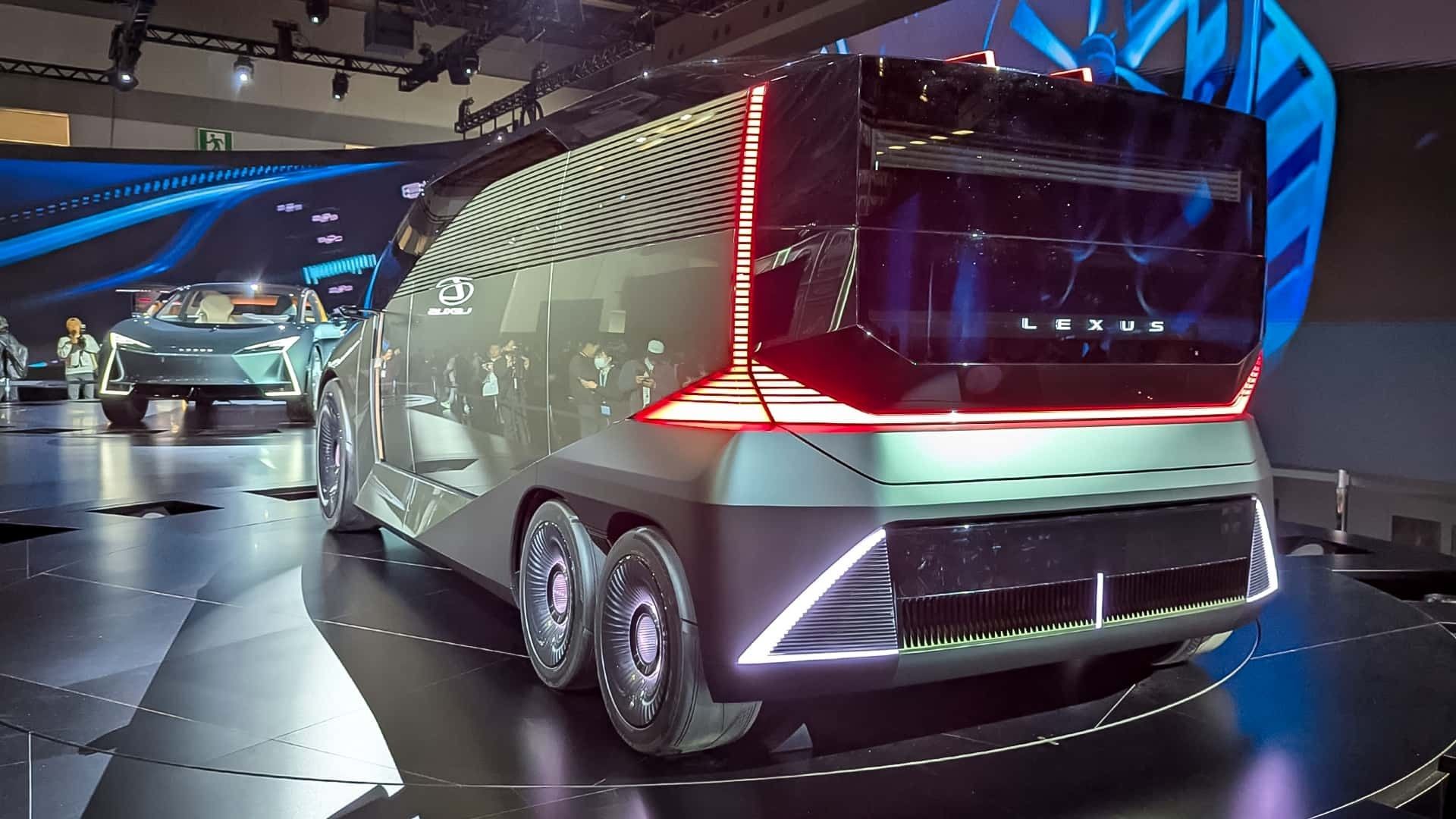 یکی از عجیب ترین خودروهایی که در نمایشگاه توکیو 2025 رونمایی شده؛ لکسوسی با 6 چرخ است. آکیو تویودا رئیس هیئتمدیره تویوتا، اطمینان دارد که تیم توسعه میتواند این مینیون LS را به واقعیت تبدیل کند. لکسوس هنوز درباره مشخصات فنی جزئیاتی منتشر نکرده است. آرا