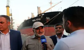 بازدید استاندار خوزستان از اسکله‌های تخلیه و بارگیری ارزاق عمومی در بندر امام خمینی (ره)/ تأکید بر تأمین بی‌وقفه اقلام اساسی و تداوم خدمت رسانی به مردم