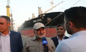 بازدید استاندار خوزستان از اسکله‌های تخلیه و بارگیری ارزاق عمومی در بندر امام خمینی (ره)/ تأکید بر تأمین بی‌وقفه اقلام اساسی و تداوم خدمت رسانی به مردم