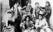 سفر در زمان؛ عکس آتلیه‌ای یک خانوادۀ ایرانی در دوران قاجار 