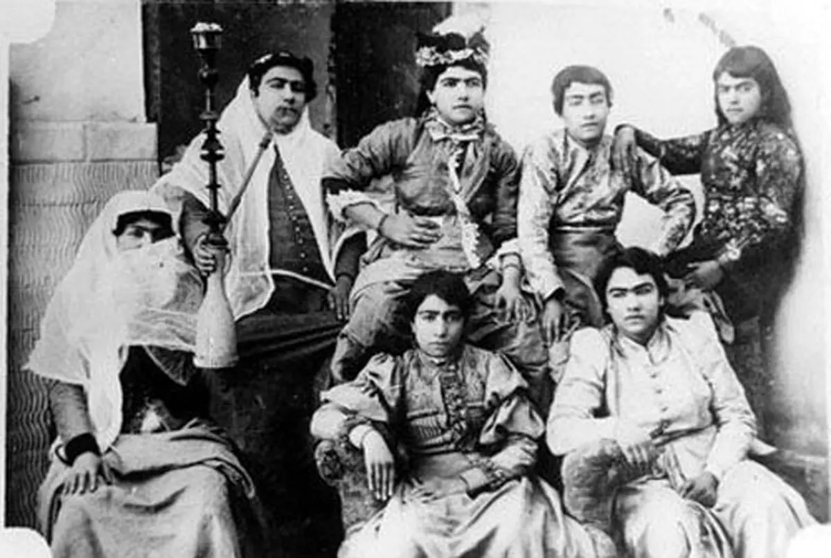 سفر در زمان؛ عکس آتلیه‌ای یک خانوادۀ ایرانی در دوران قاجار 